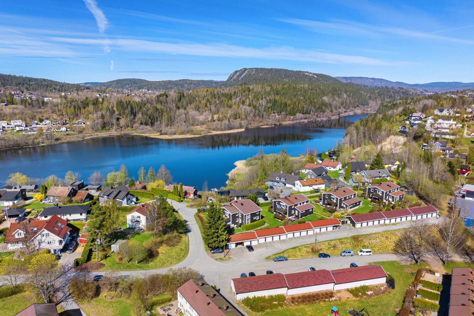 Gjellum terrasse 1A sett fra luften - med Gjellumvannet som nærmeste nabo og grøntareal rundt. Galleribilde