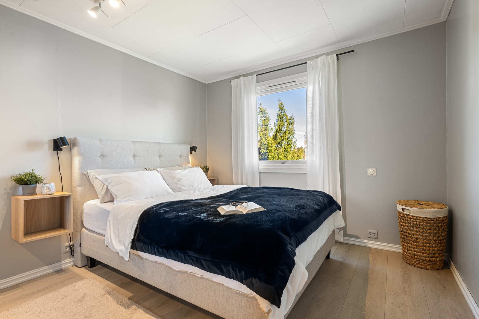 Soverom med stort hvitt klesskap og kommode - god oppbevaringsplass. Galleribilde