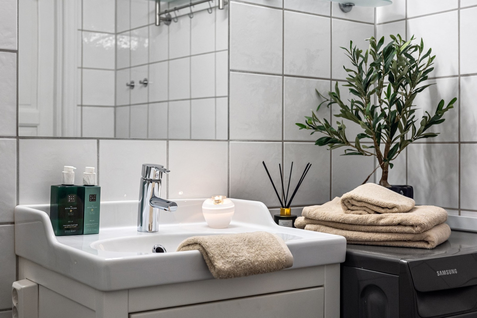 Servant med armatur og sjarmerende detaljer - badet er pent og godt vedlikeholdt. Galleribilde