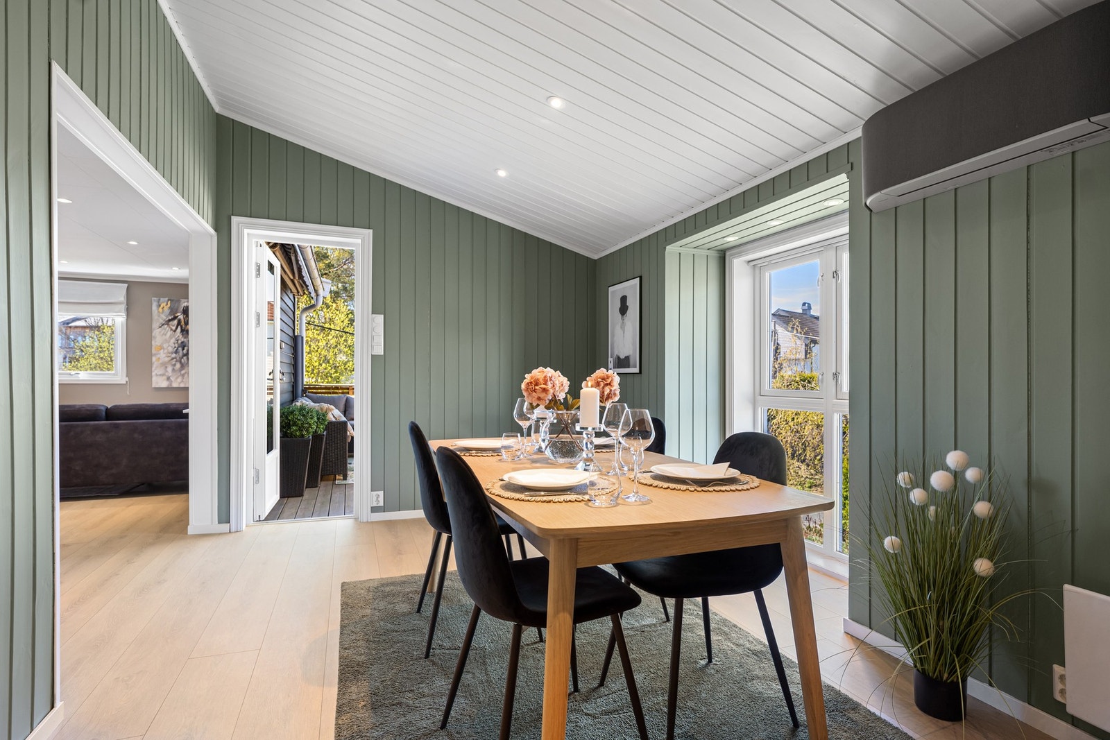 Spisestuen har balkongdør og god plass til en stor spisegruppe - naturlig samlingspunkt for familie og gjester. Galleribilde
