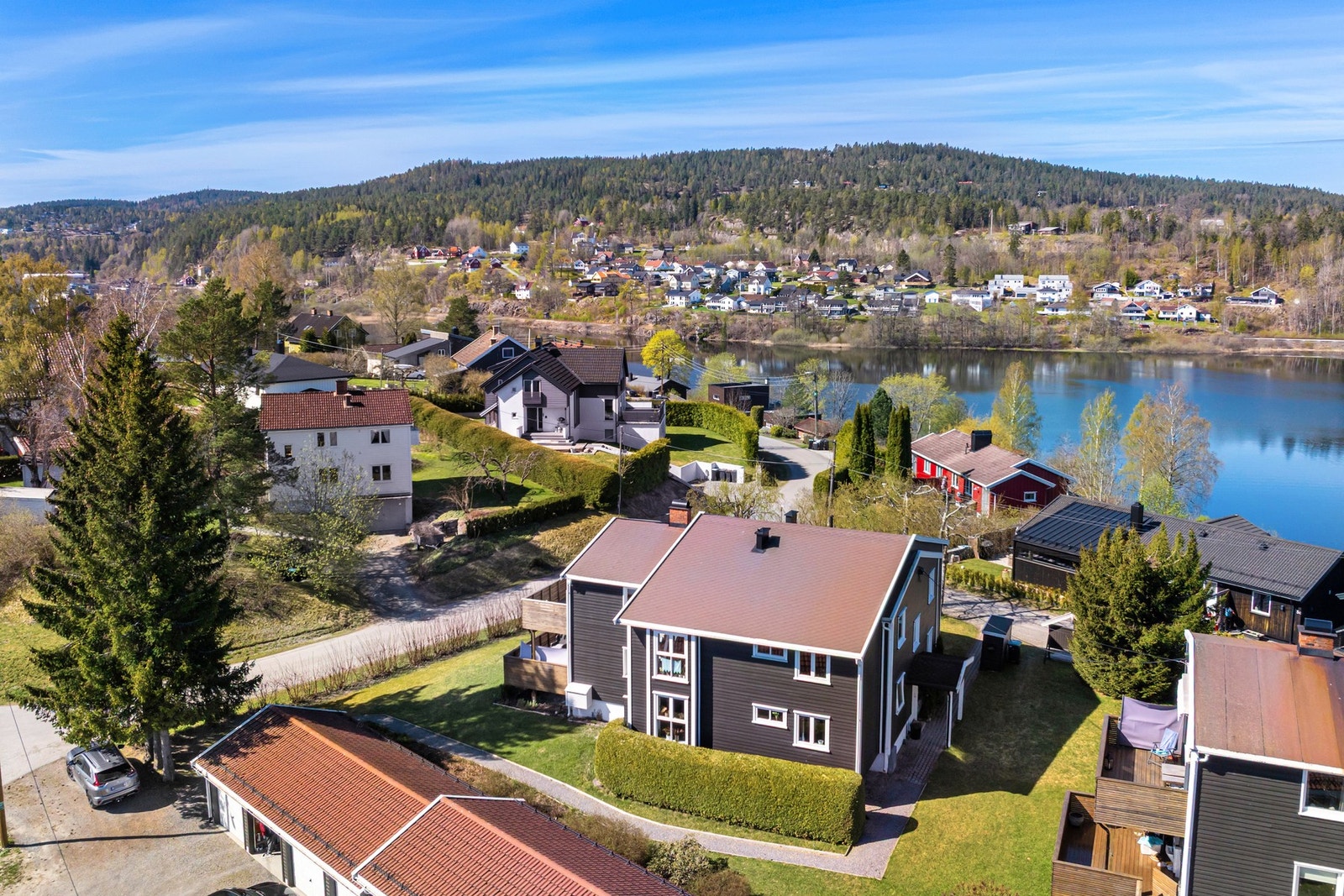 Beliggenheten taler for seg selv - leiligheten ligger i et etablert og attraktivt boligmiljø ved Gjellumvannet i Heggedal. Galleribilde