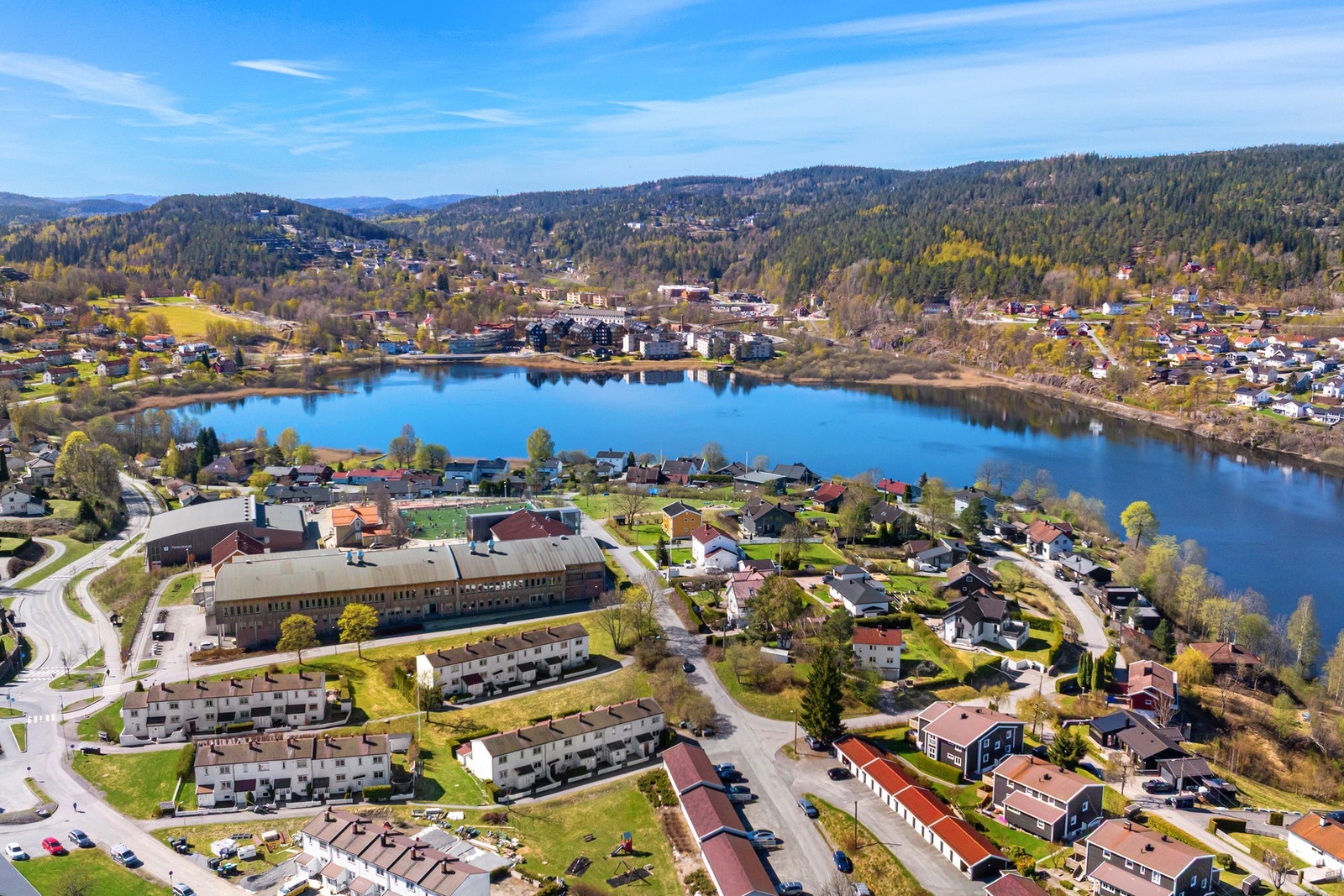 Fra leiligheten er det gangavstand til Heggedal sentrum, barneskole og idrettsanlegg. Galleribilde