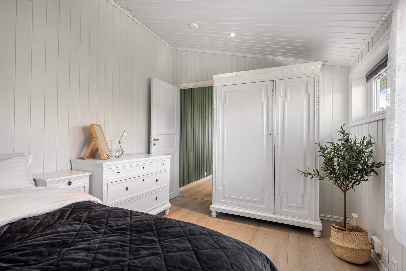 Romslig hovedsoverom med dobbelseng, veggmonterte nattbordlamper og god atmosfære. Galleribilde
