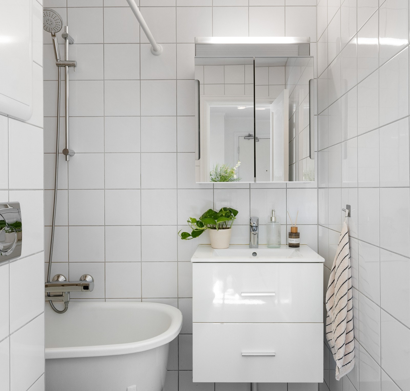 Badet har flislagte overflater, gulvvarme og målt fall mot sluk Galleribilde
