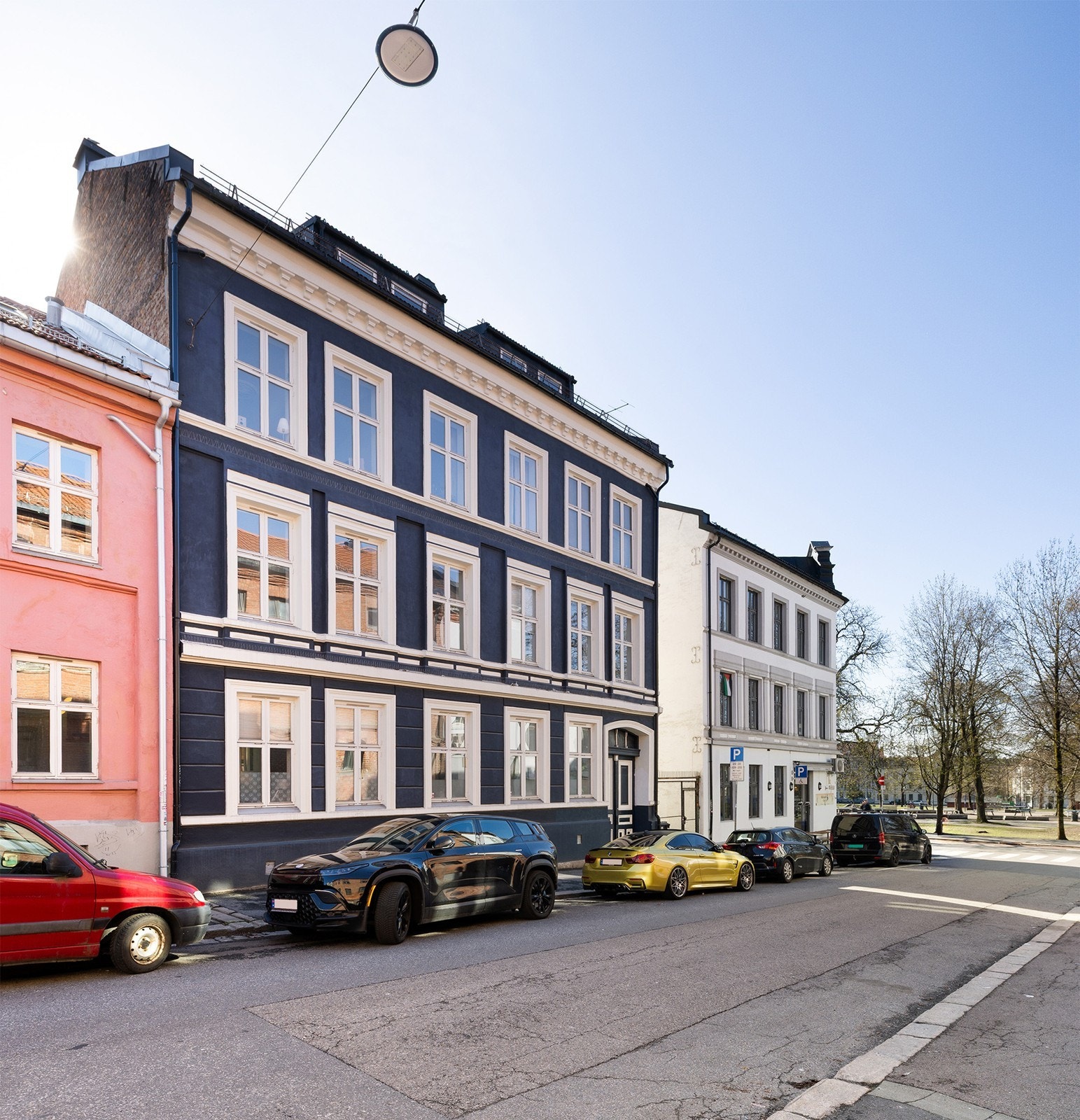 Bygård fra 1887 med pusset fasade, beliggende i rolige omgivelser med kort vei til Grünerløkka, parker og kollektivtransport Galleribilde