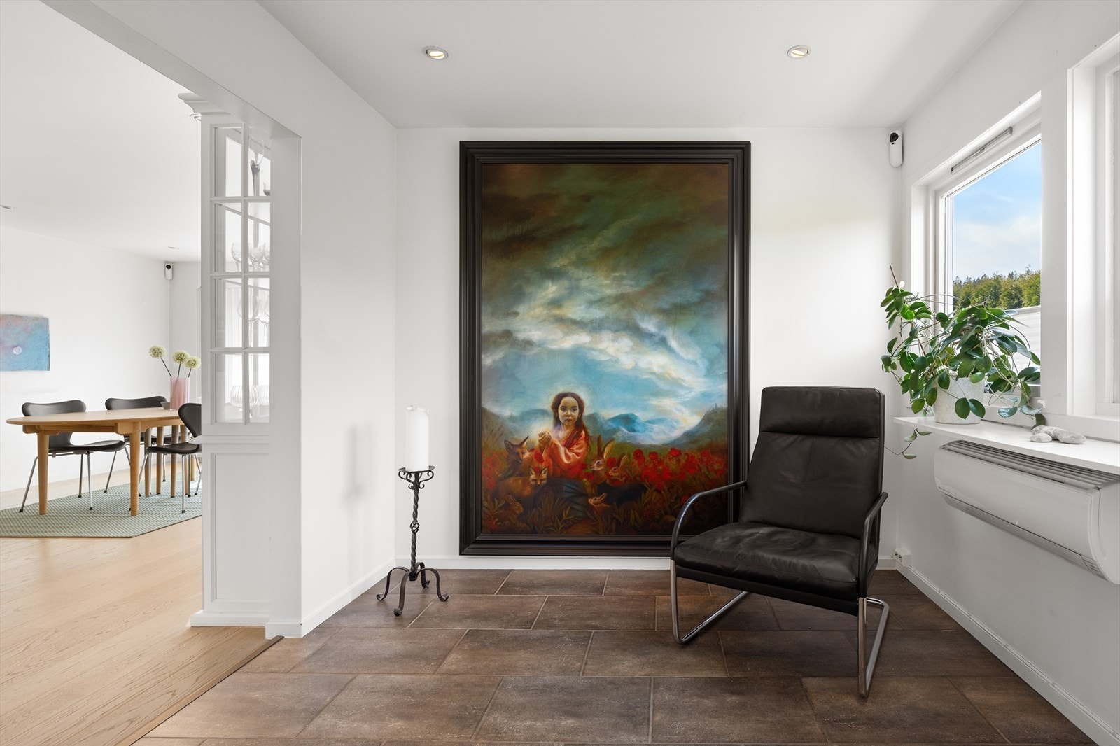 Fra den innbydende entréen er det åpen tilgang til stuen. Galleribilde