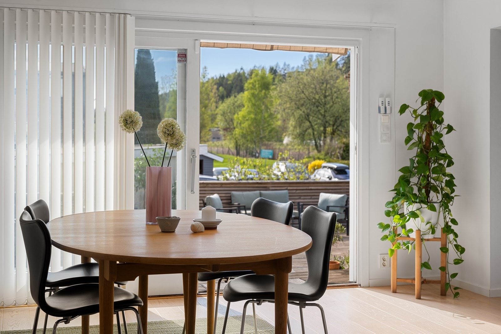 Spisestuen er et naturlig samlingspunkt mellom kjøkken og terrasse. Galleribilde