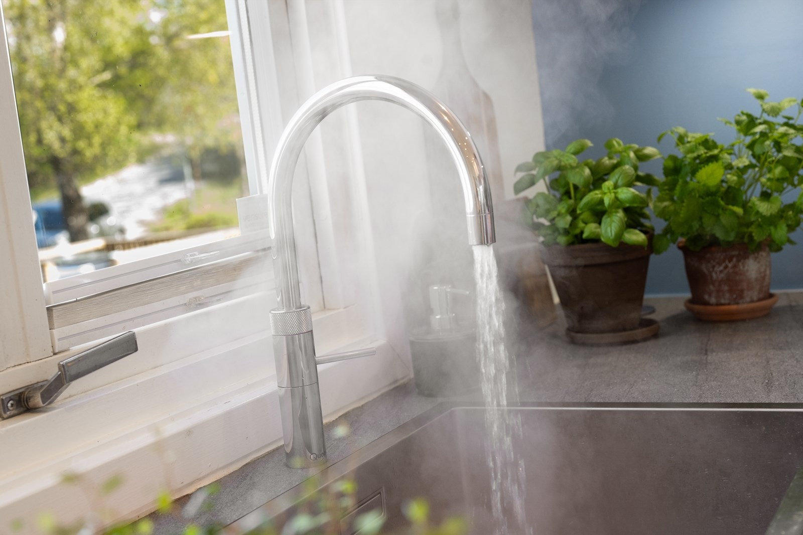 Det er installert Quooker-kran som gir kokende vann rett fra springen. Galleribilde