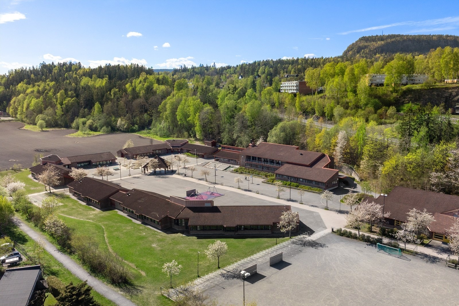 Kort gangavstand til Løkeberg skole, som ligger kun 400 meter unna. Galleribilde