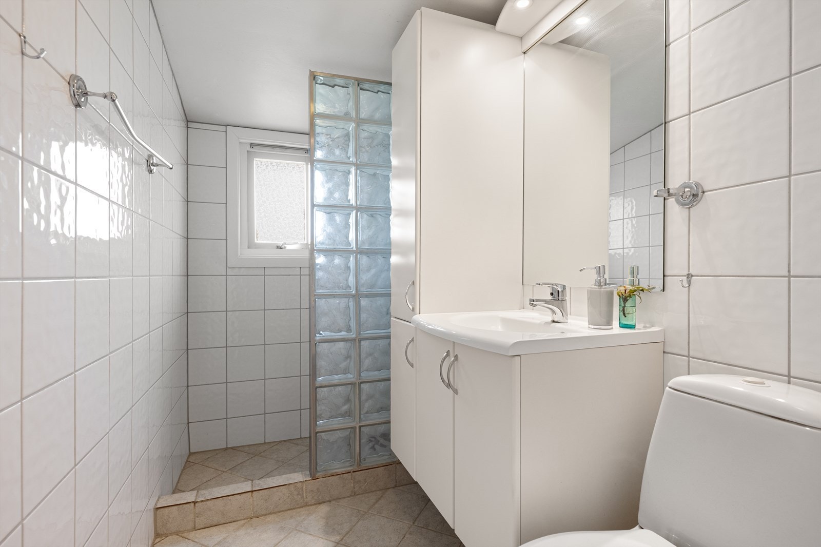 Badet i andre etasje ble pusset opp i 2006 og har flislagte overflater og elektrisk gulvvarme. Galleribilde