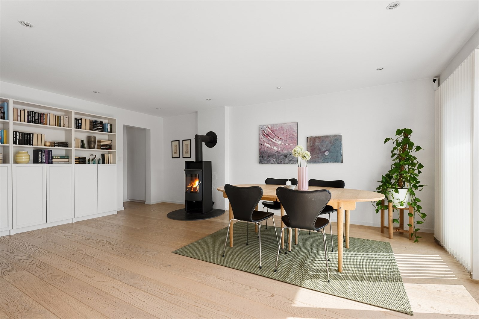Stuen har god plass til både spisebord og sofagruppe. Galleribilde