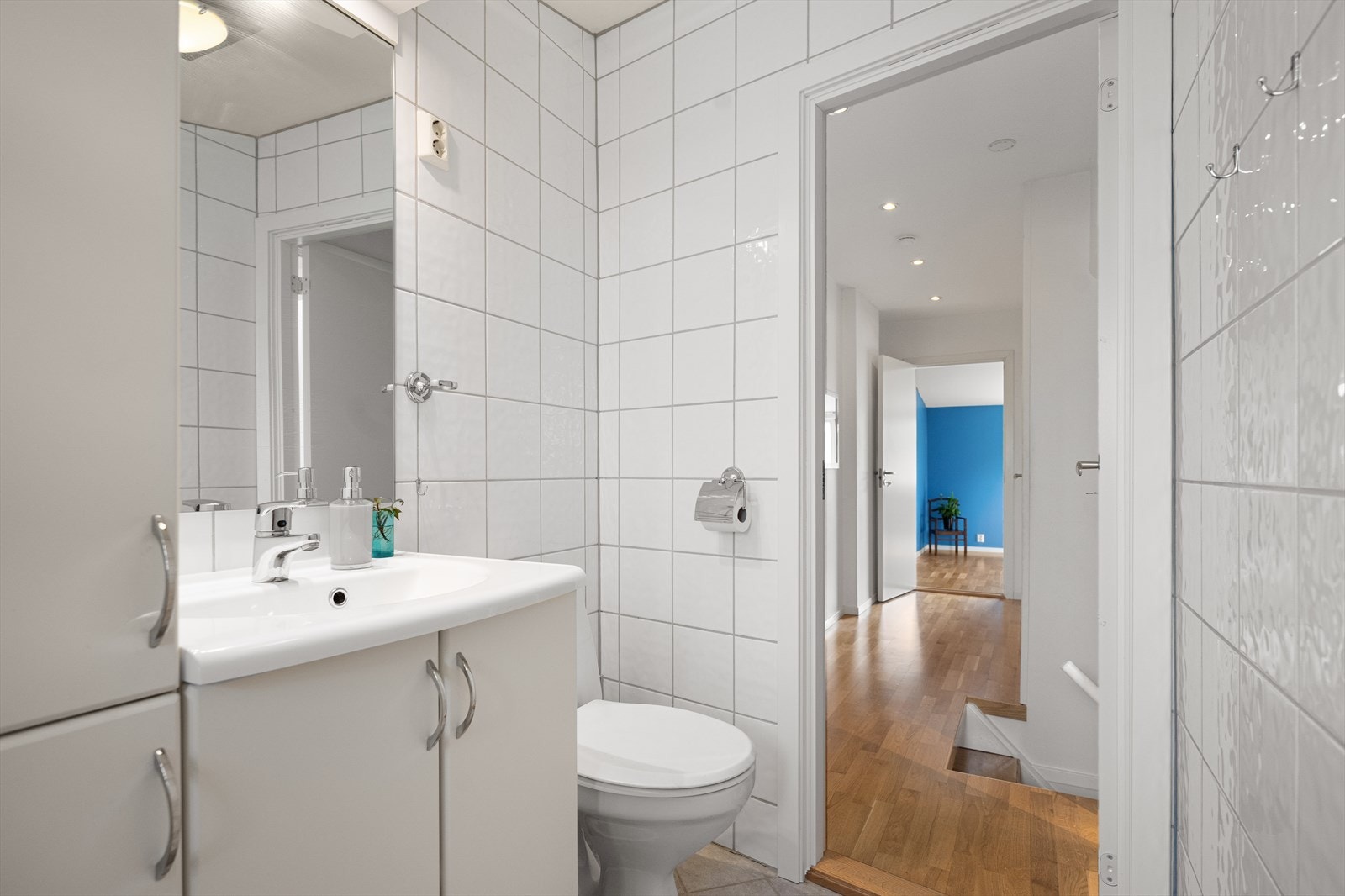 Her er badet utstyrt med dusjnisje med skillevegg av glassbyggerstein, servantinnredning med under- og sideskap, og gulvstående wc. Galleribilde