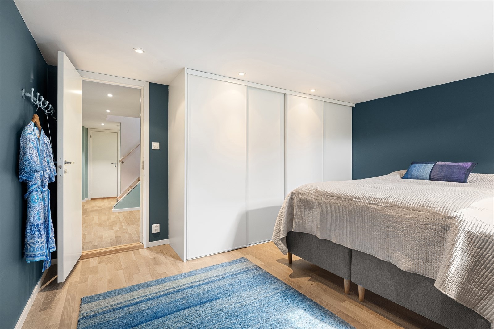 Innredet rom i kjelleren med eikeparkett fra 2019 og en stor skyvedørsgarderobe. Galleribilde
