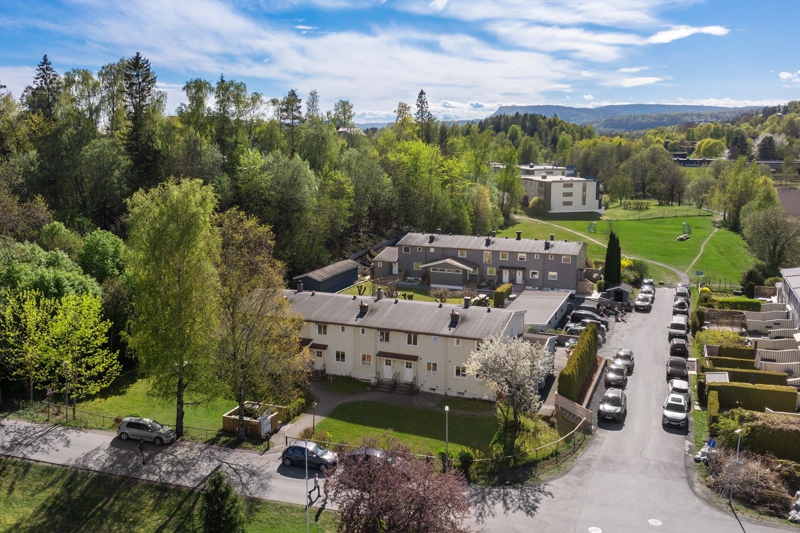 Boligen ligger i et rolig og veletablert rekkehusområde. Galleribilde