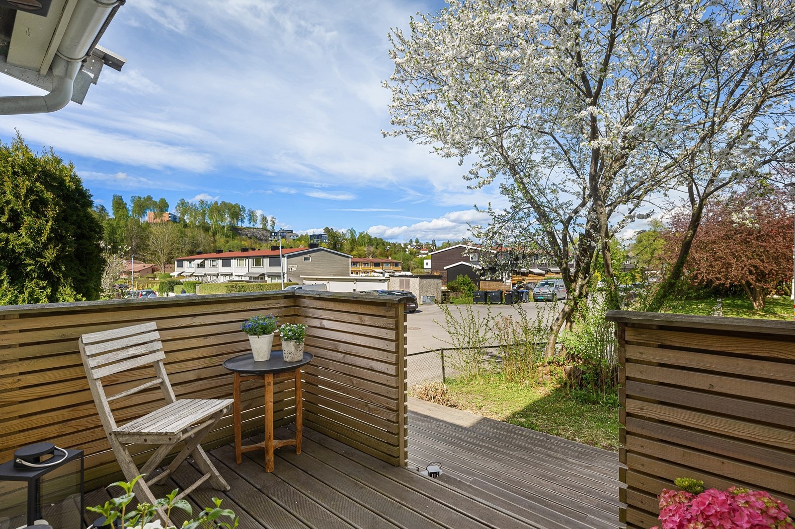 Terrassen ble oppgradert med nye terrassebord, rekkverk og bjelkelag i 2019. Galleribilde