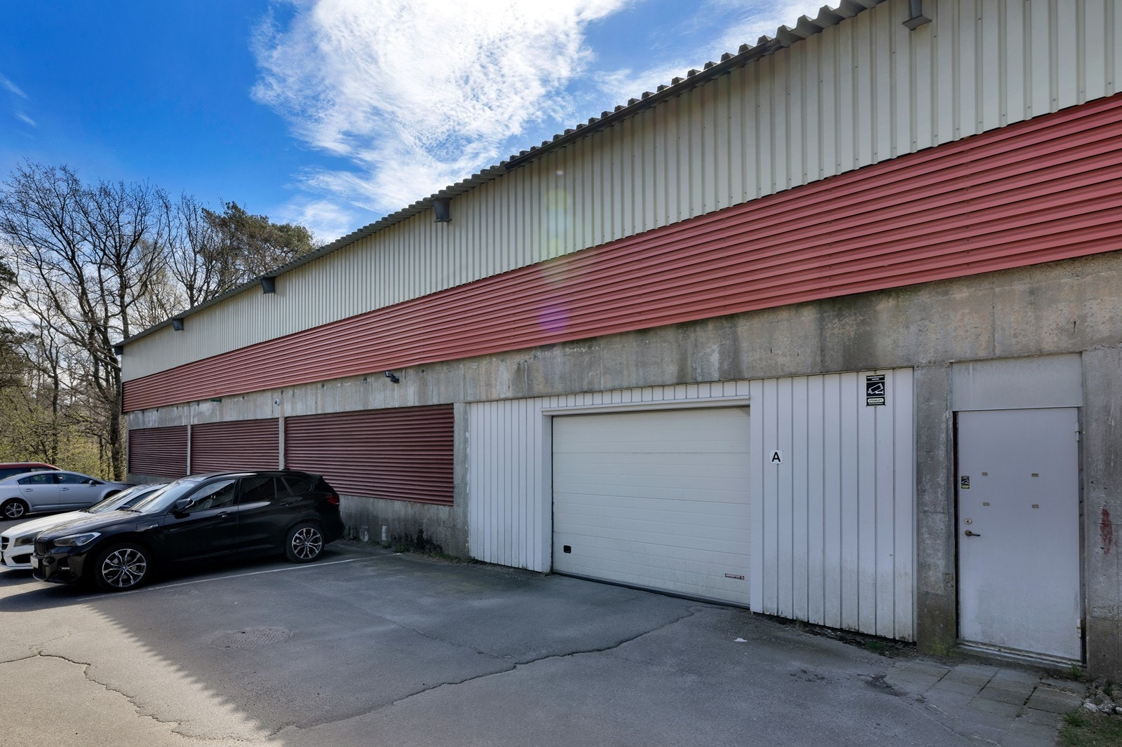 Parkeringsplass i garasjekjeller. Ellers parkering etter områdets gjeldene bestemmelser. Galleribilde