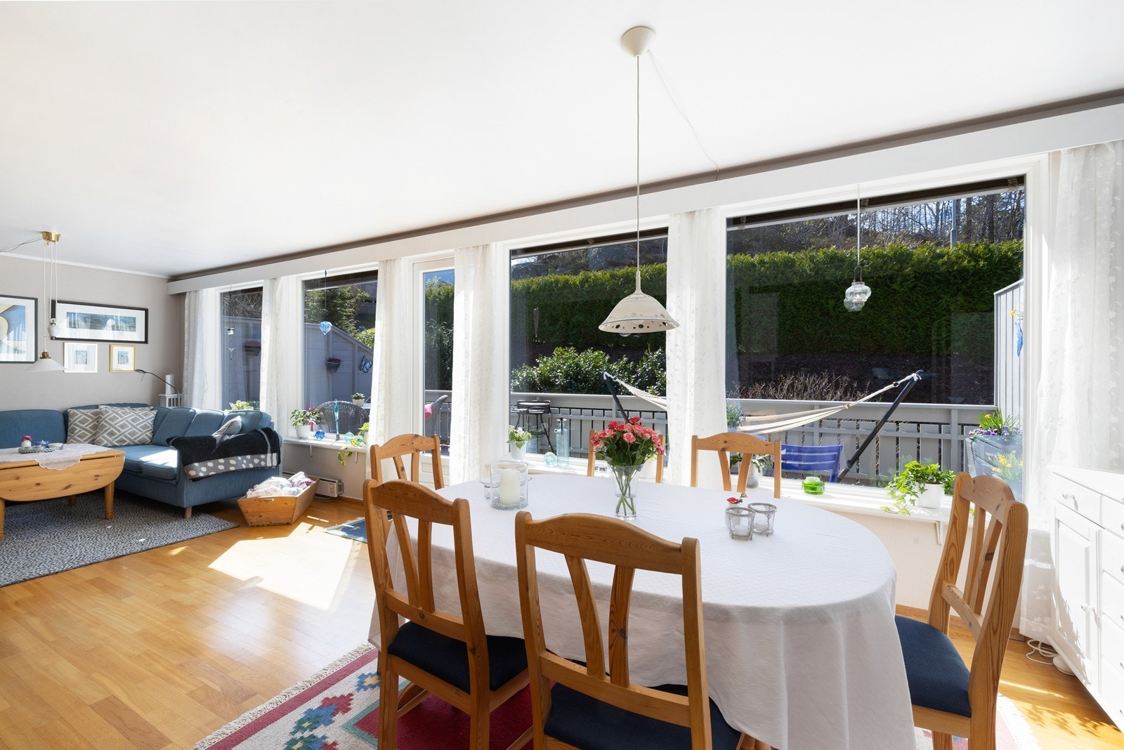 Det er utgang til stor, solrik terrasse Galleribilde