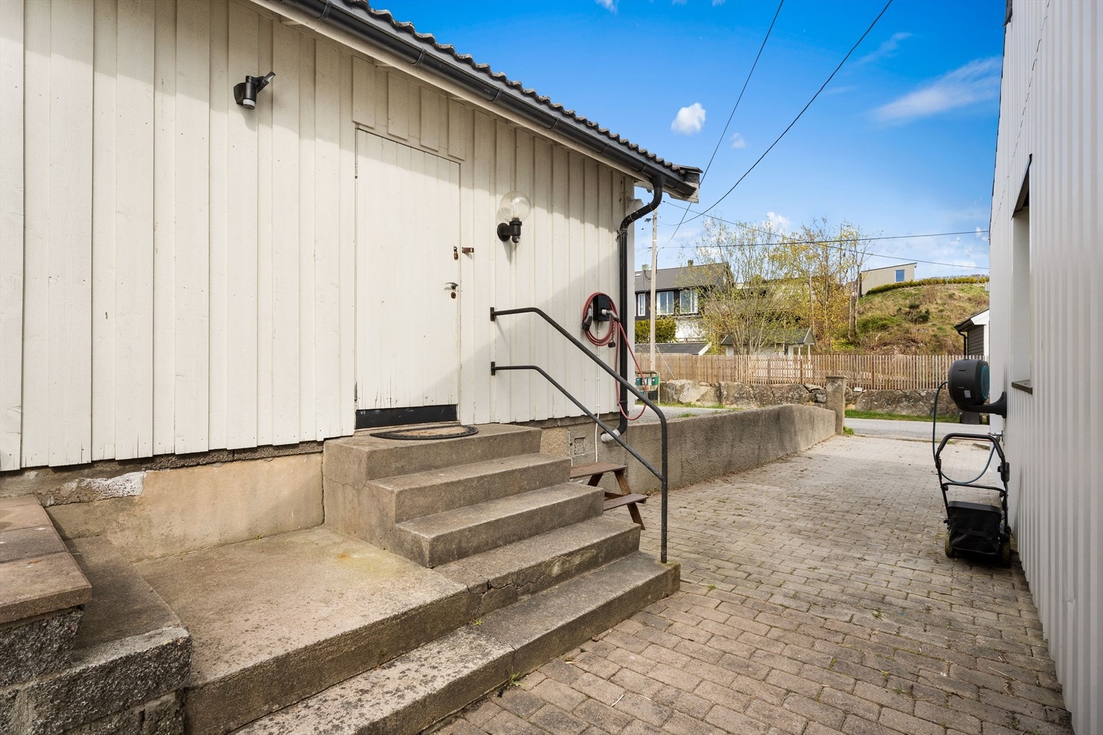 Praktisk adkomst til bod og uteområde fra siden av huset. Galleribilde