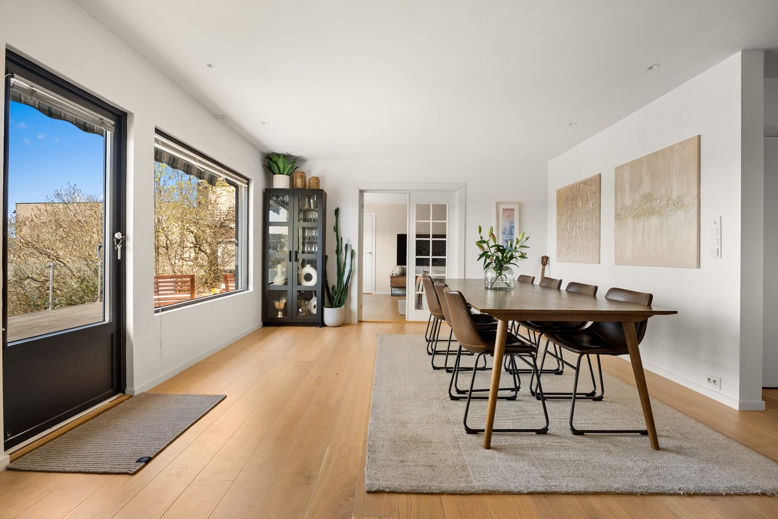 Fra spisestuen er det også utgang til den vestvendte terrassen, perfekt for å utvide spiseplassen på varme dager. Galleribilde