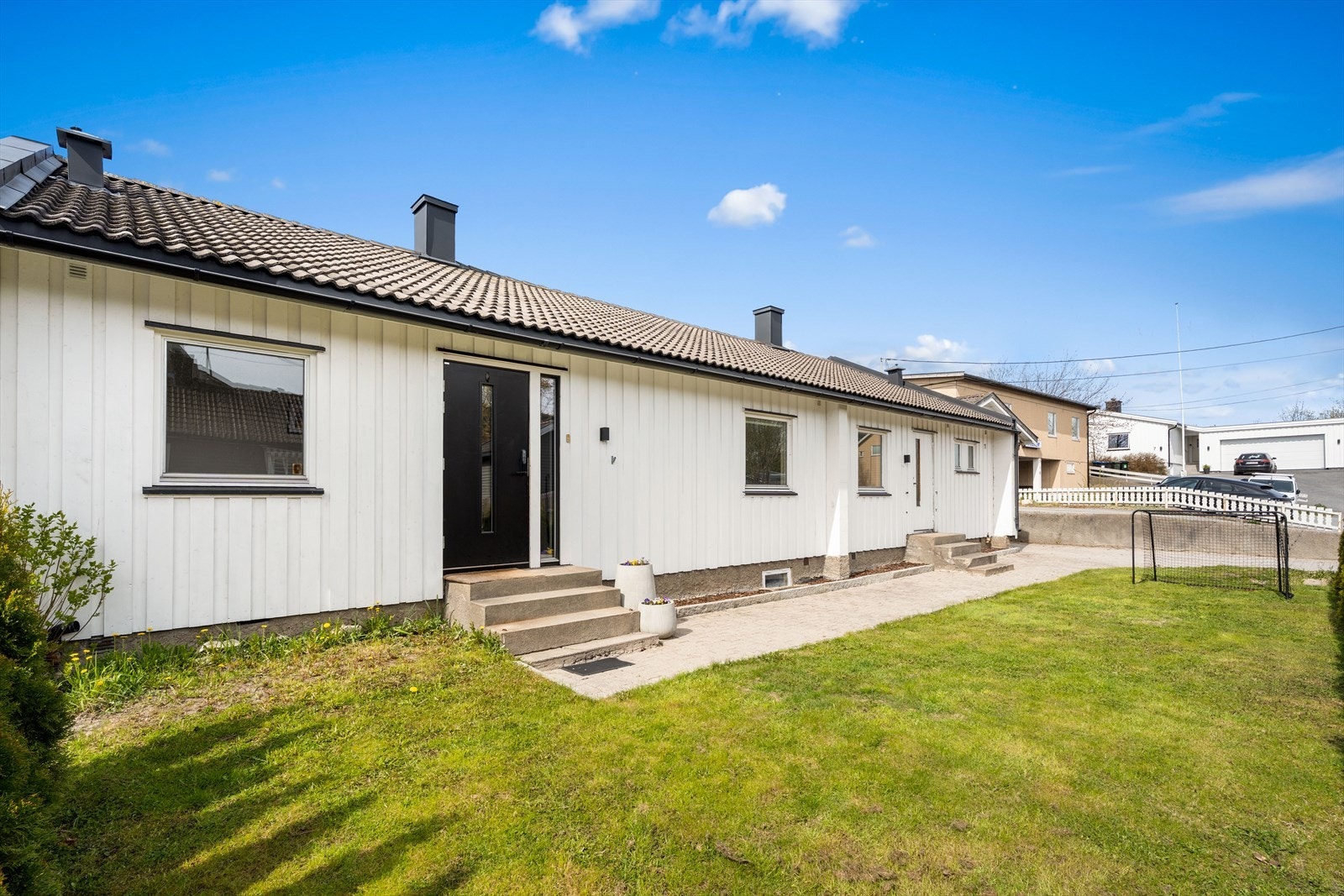 Praktisk enebolig med alt på ett plan. Boligen er vesentlig oppgradert, med blant annet nytt kjøkken i 2021 og bad i 2020. Galleribilde