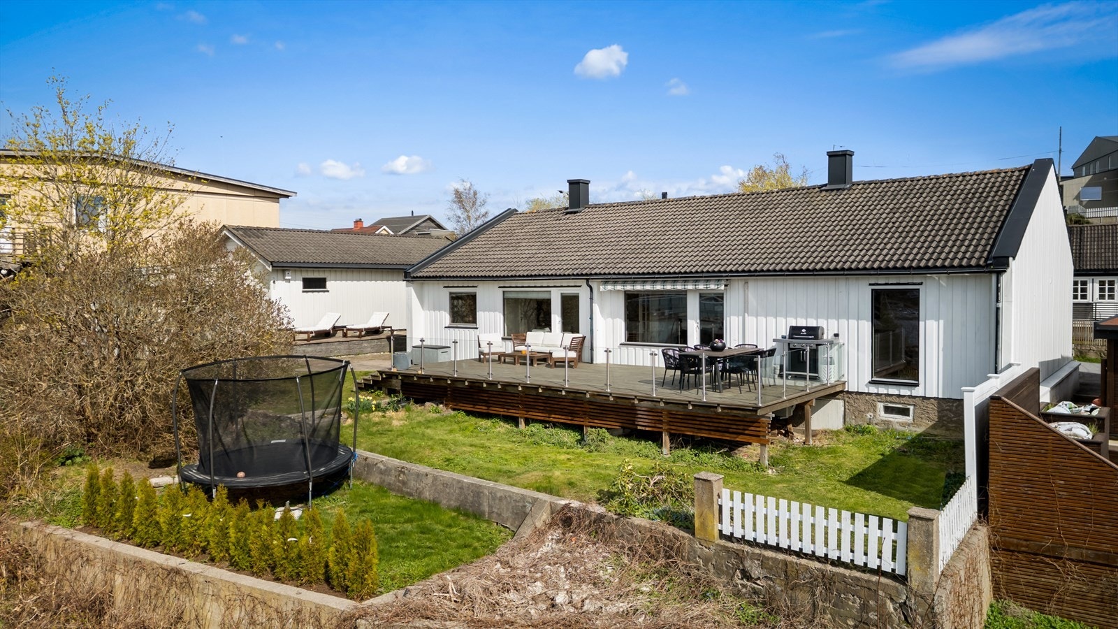 Eiendommen ligger høyt og fritt til i terrenget. Galleribilde