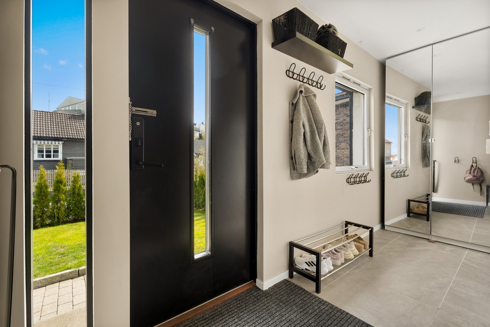 Vindfanget har god plass til oppbevaring av yttertøy og sko i en stor skyvedørsgarderobe. Galleribilde
