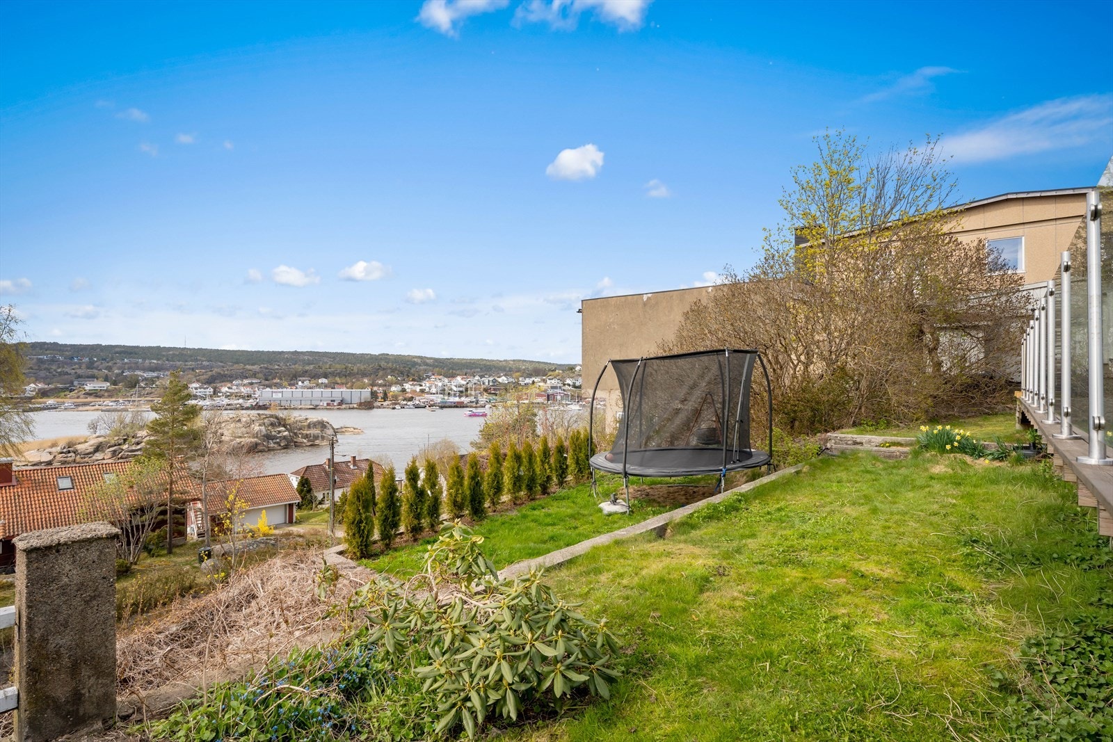 Hagen har plenareal med god plass for lek og aktiviteter. Galleribilde
