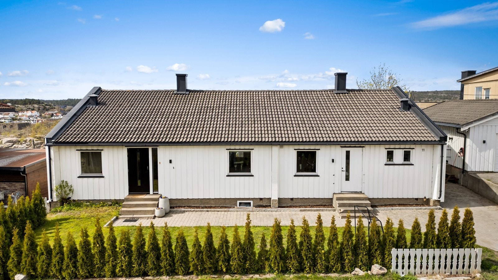 Eneboligen sett fra Fjellveien, med garasjen på høyre hånd Galleribilde