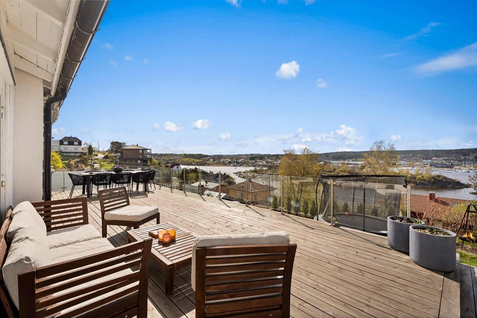 En romslig uteplass med plass til flere sittegrupper og gode solforhold. Galleribilde