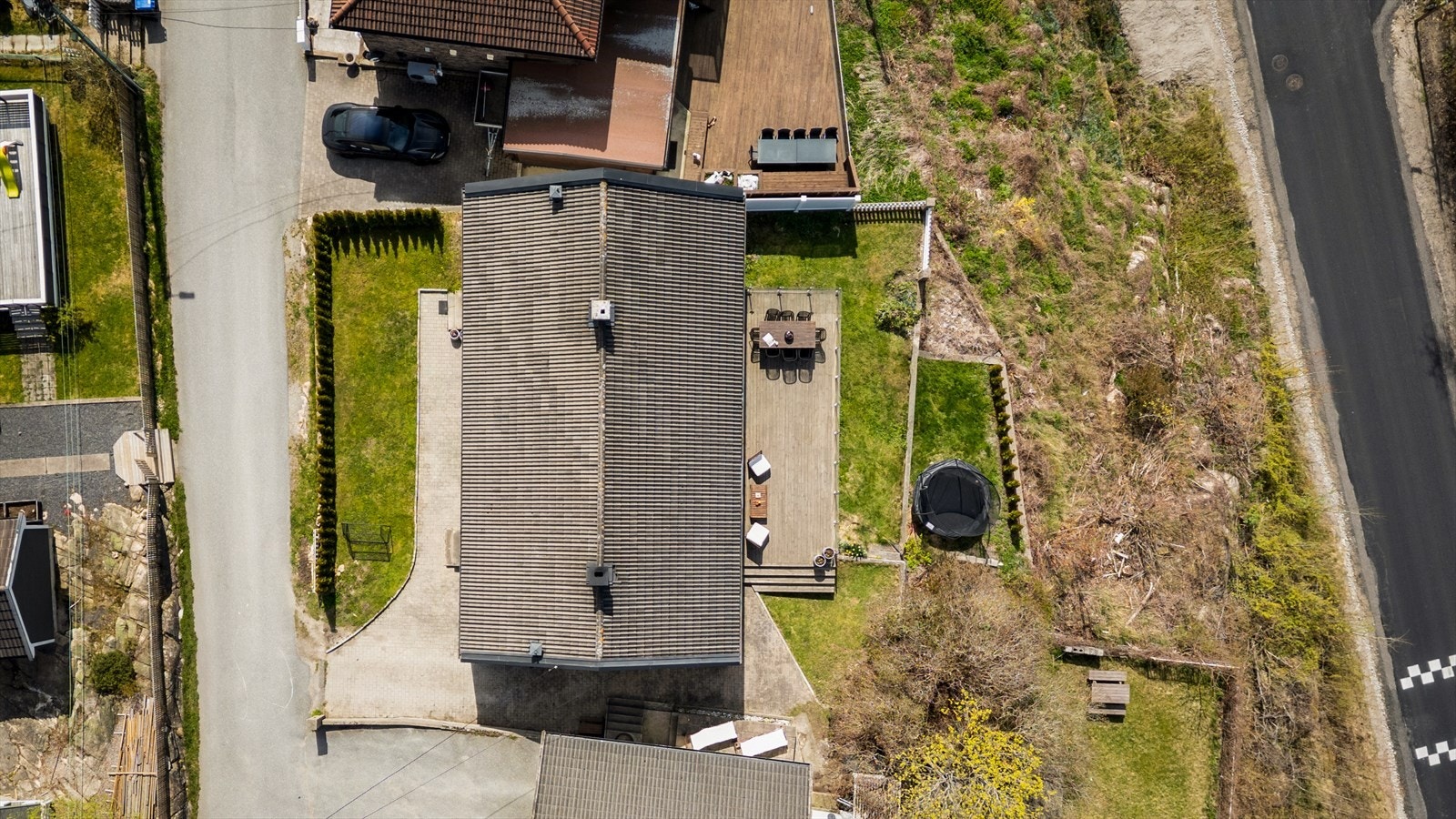 Tomten er pent opparbeidet med plen og en stor terrasse med gode solforhold. Galleribilde