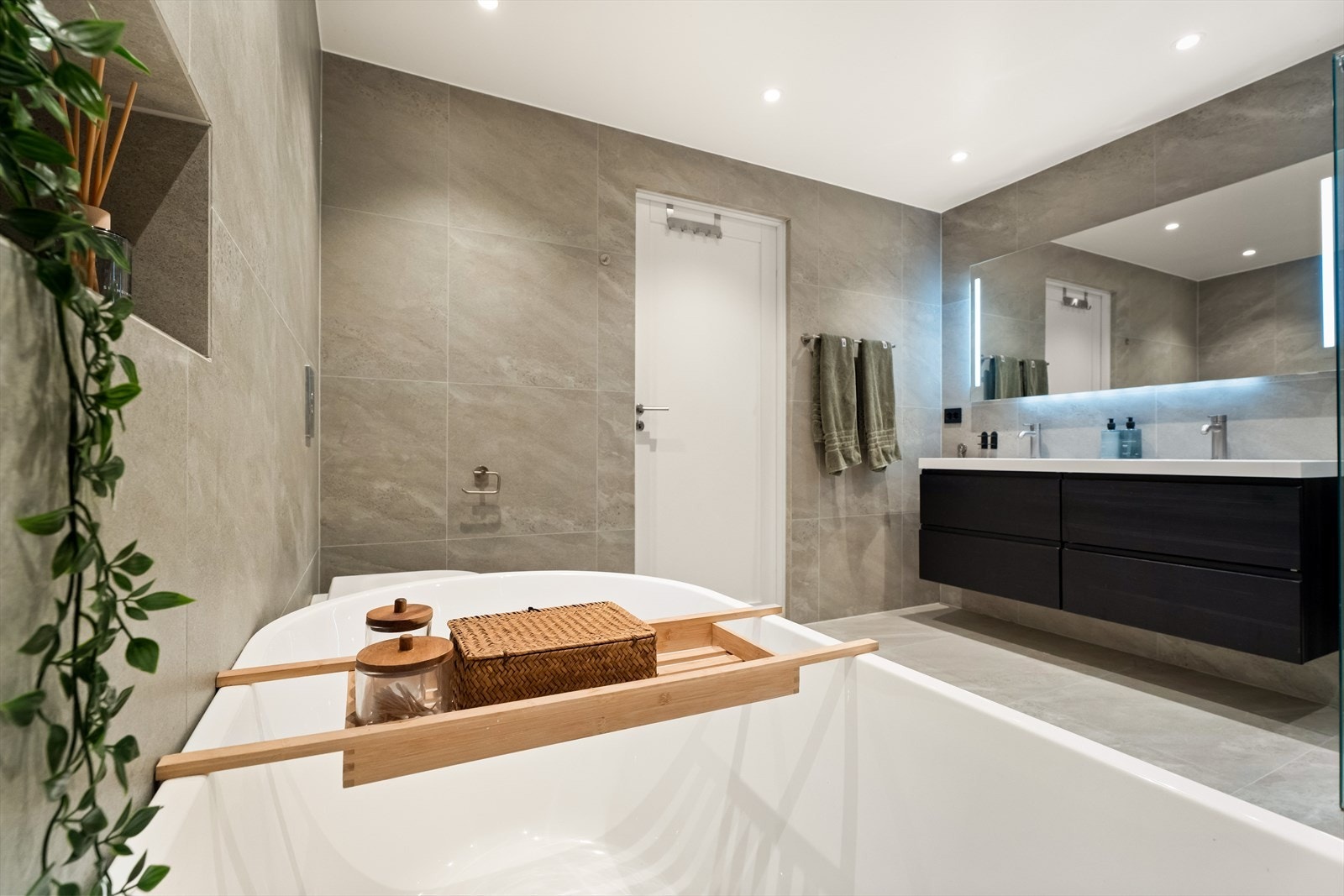 Badet er utstyrt med vegghengt toalett og elektrisk styrt avtrekksvifte. Galleribilde
