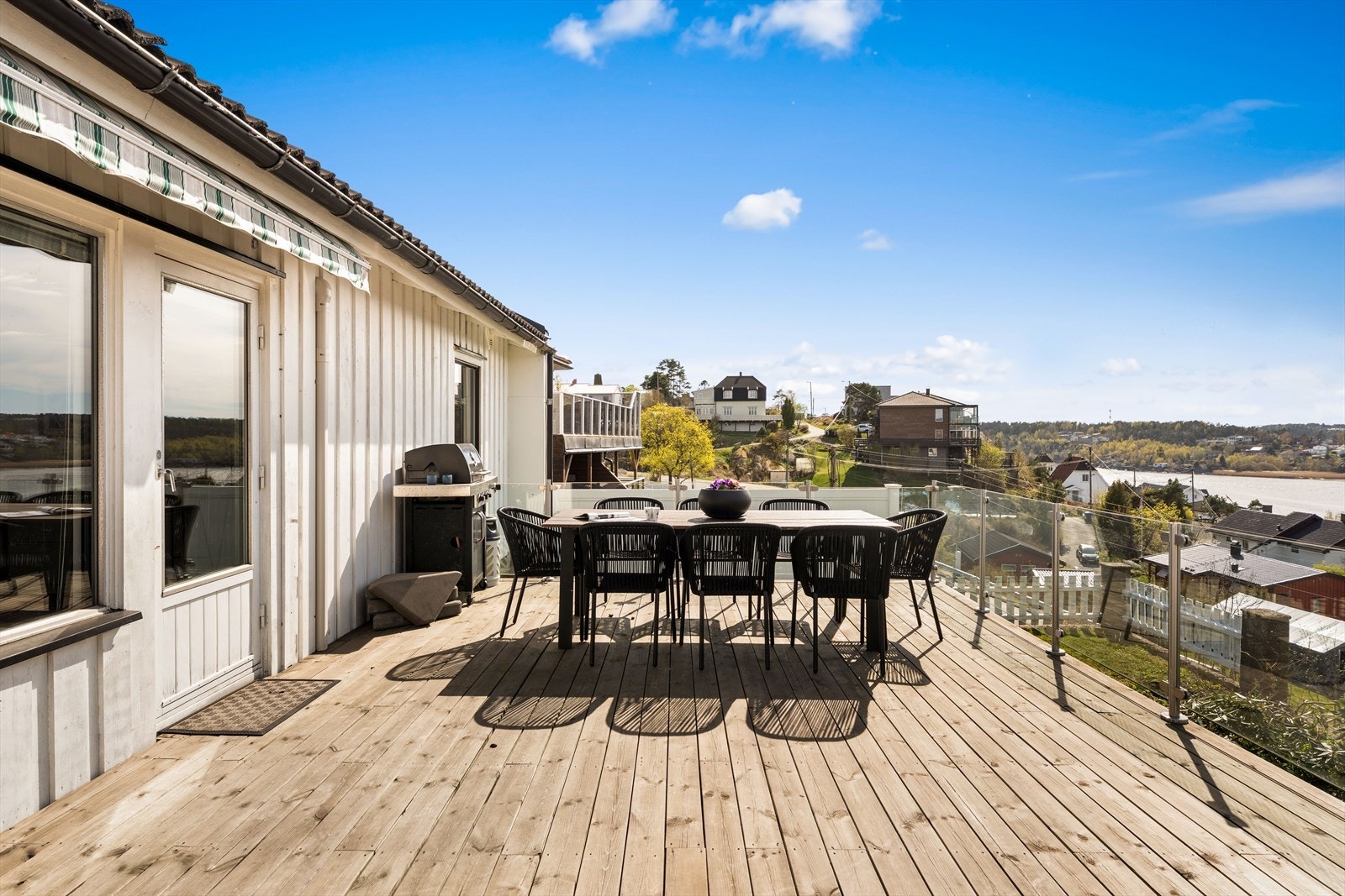 Den store, vestvendte terrassen har plass til både spisebord og grill. Galleribilde