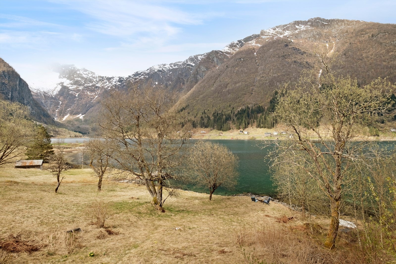 Eigedommen ligg vakkert til med nydeleg utsikt mot Tjugatoten og innover Esefjorden mot Keipen. Galleribilde