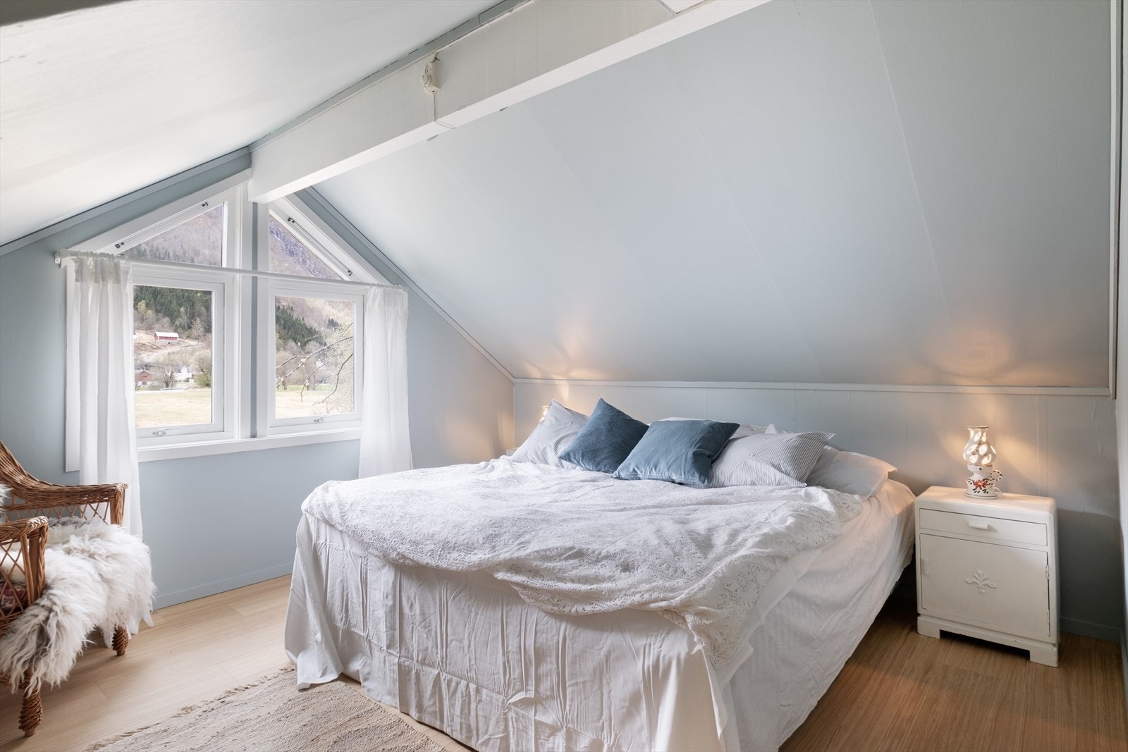 Husets andre soverom ligg i overetasjen. Rommet er måla i lyse og lette fargar og gir rom for møblering med dobbelseng og anna ønskja innreiing. Galleribilde