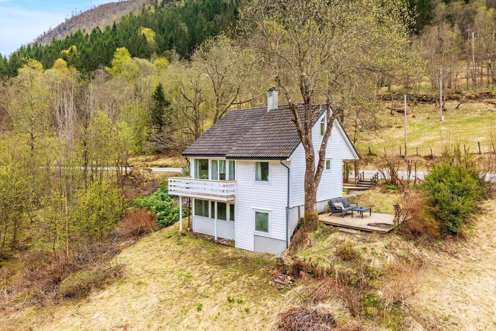 Eigedommen består av bustadhus oppført/ombygd i 1986 med stor tomt på over 2,2 mål inkludert eiga strandlinje. Galleribilde
