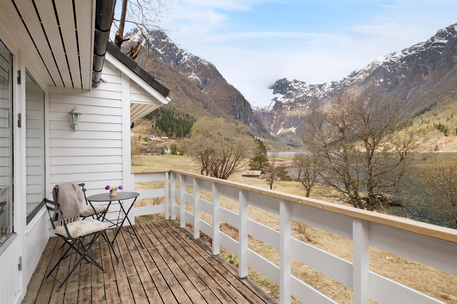 Tilkomst ut til ein triveleg og delvis overbygd veranda, kor ein kan ein nyte gode solforhold og storslått utsikt over fjorden. Galleribilde