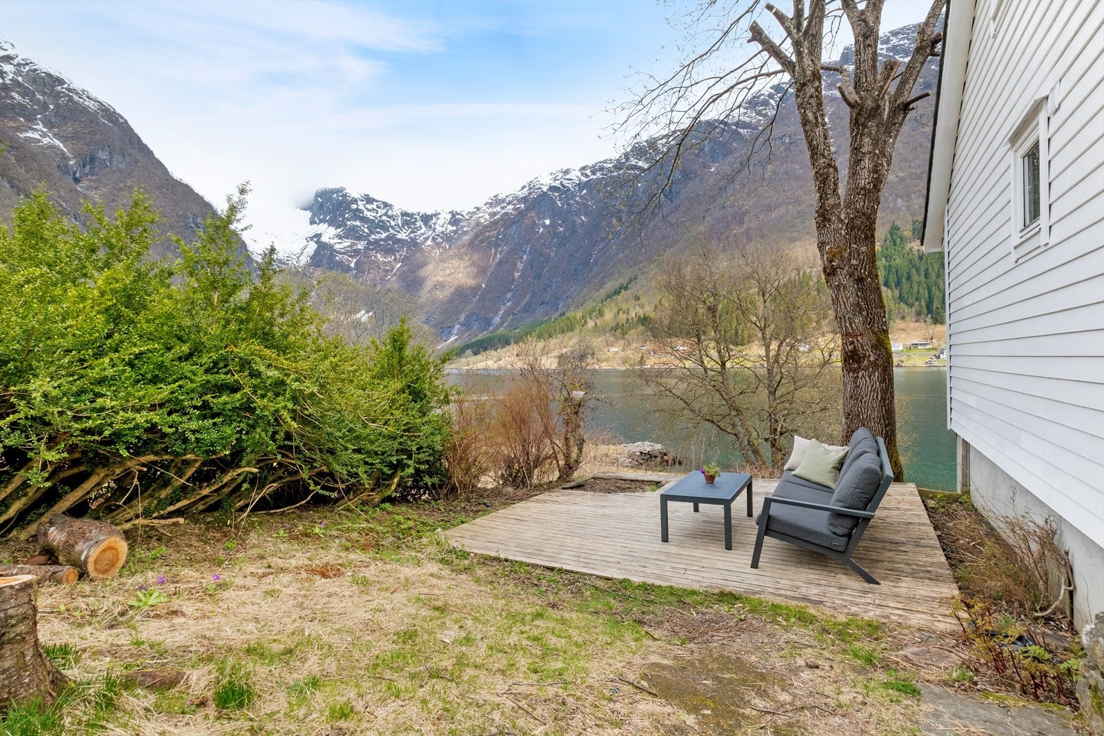 Triveleg marklagt terrasse ved inngang, kor ein kan nyte ettermiddagssol og har god plass til utemøblar og grill. Galleribilde