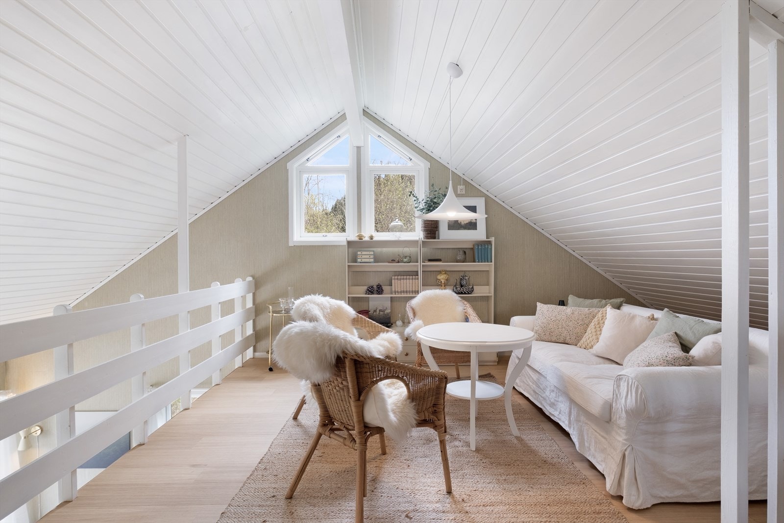 Lun og triveleg loftstue, som gir rom for ulike oppholdssoner og ekstra soveplasser ved behov. Galleribilde