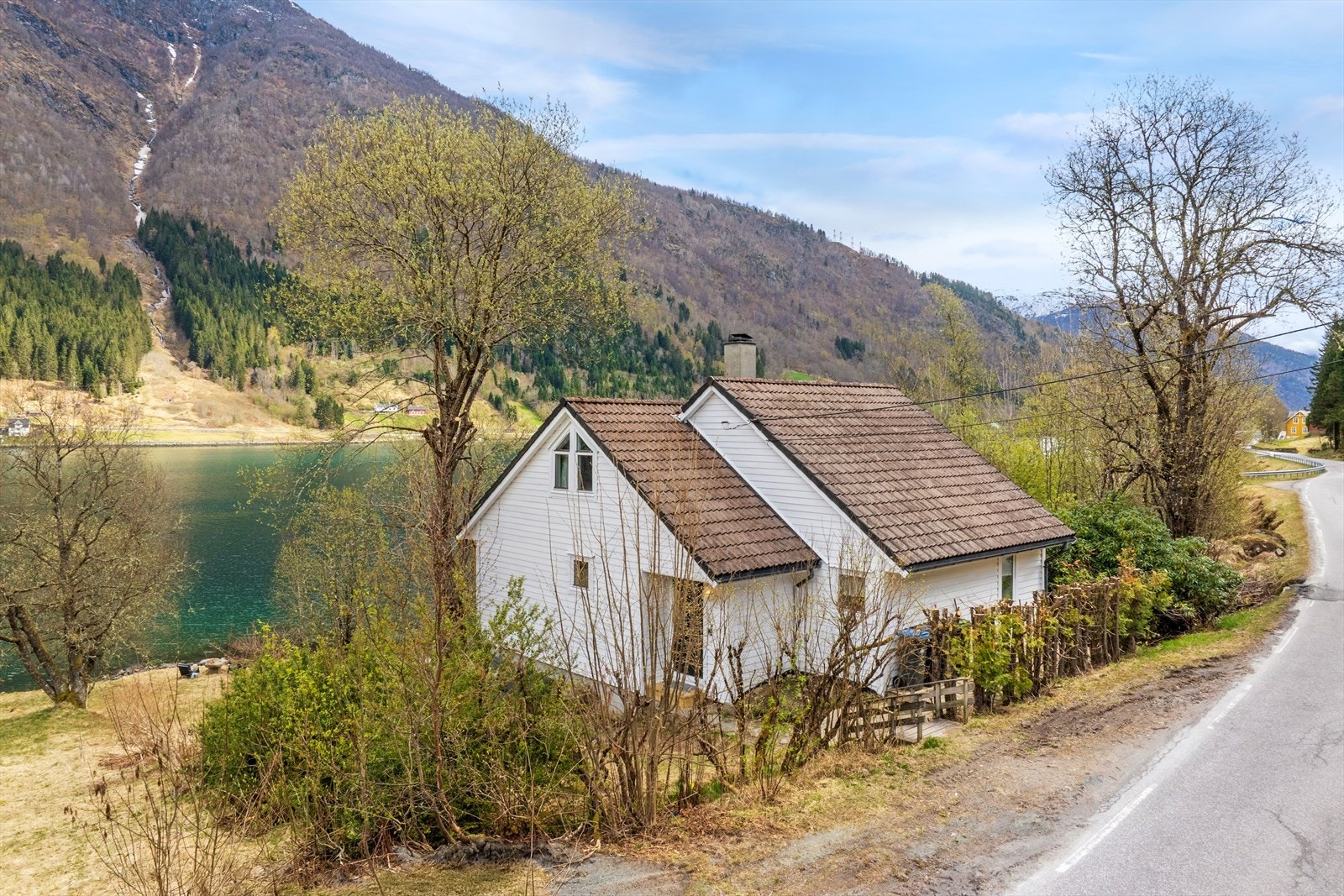 Eigedommen ligg omlag 2km frå Balestrand sentrum, som byr på eit yrande liv sommarstid med koseleg kaféar, butikkar og kulturelle opplevingar. Galleribilde