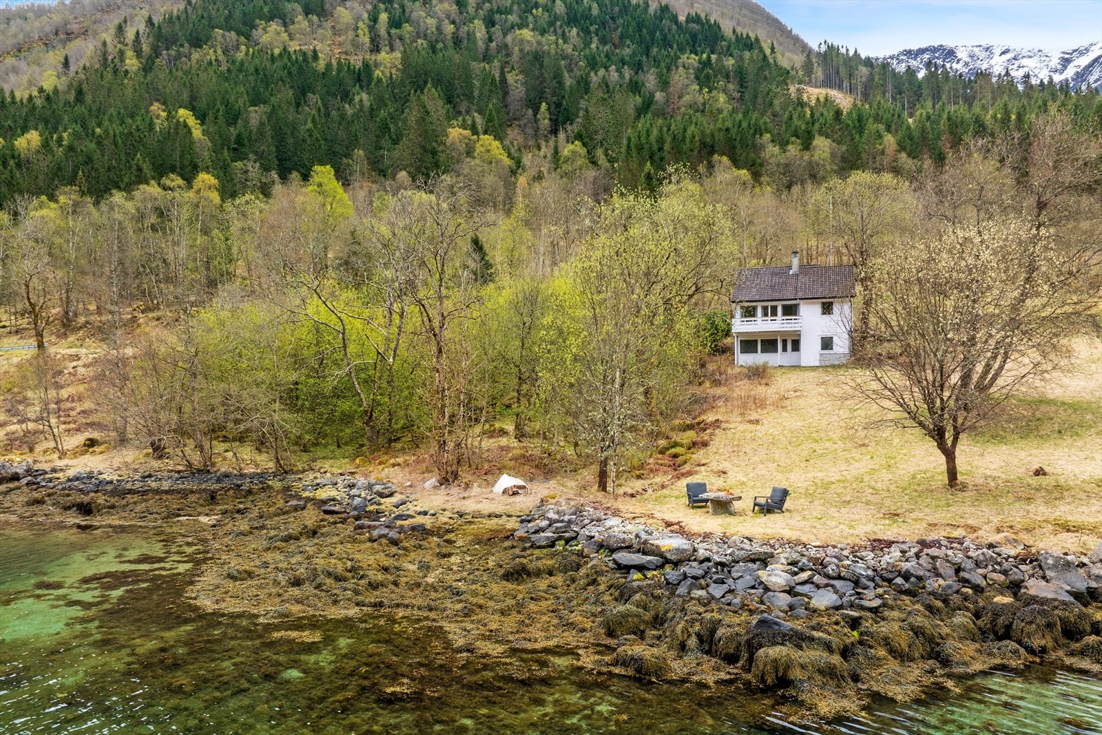 Tomta på over 2,2 mål strekk seg heilt ned til fjorden og har stort potensiale for videre opparbeiding. Galleribilde