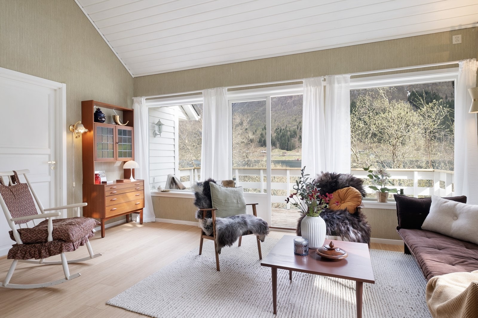 Romsleg stovedel med store vindauger som slepp inn rikeleg med naturleg lys, samt god takhøgde som skaper ein god romfølelse. Galleribilde