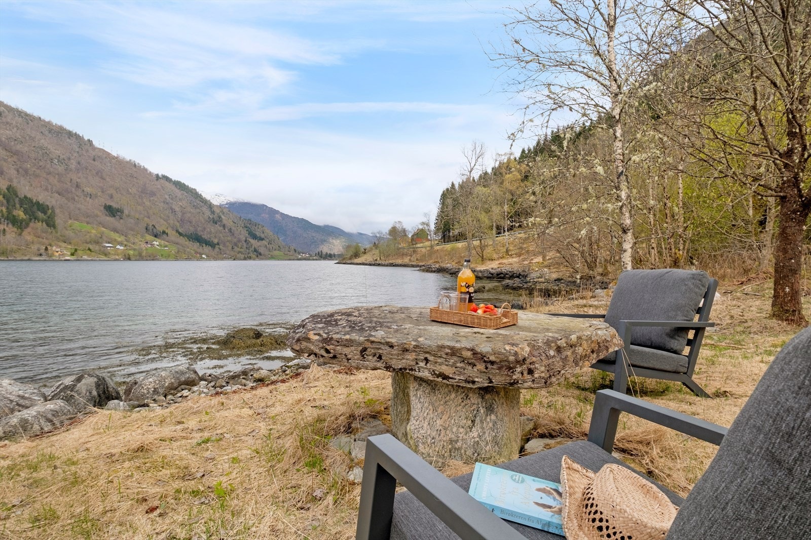 Frå eigedommen har du utallige turmoglegheiter i umiddelbar nærleik, som kajakkpadling på fjorden sommarstid og toppturar i fjella rundt i vinterhalvåret. Galleribilde