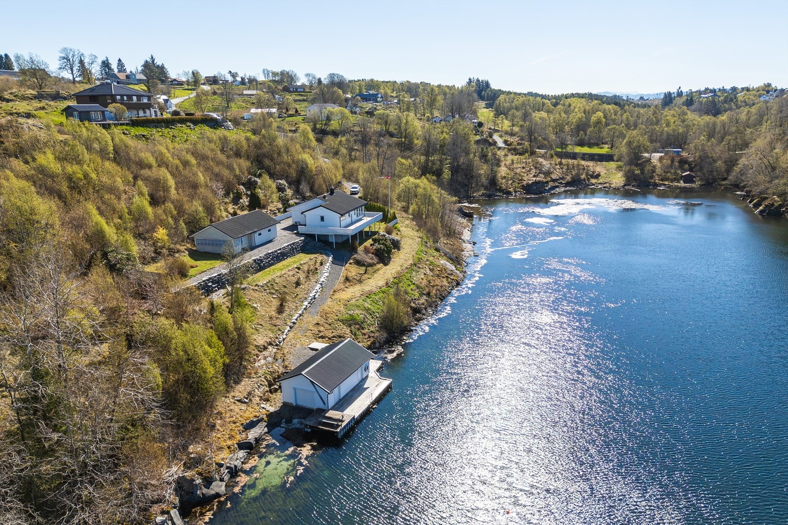 En meget innholdsrik eiendom med bolig, naust, brygge og dobbelgarasje! Galleribilde