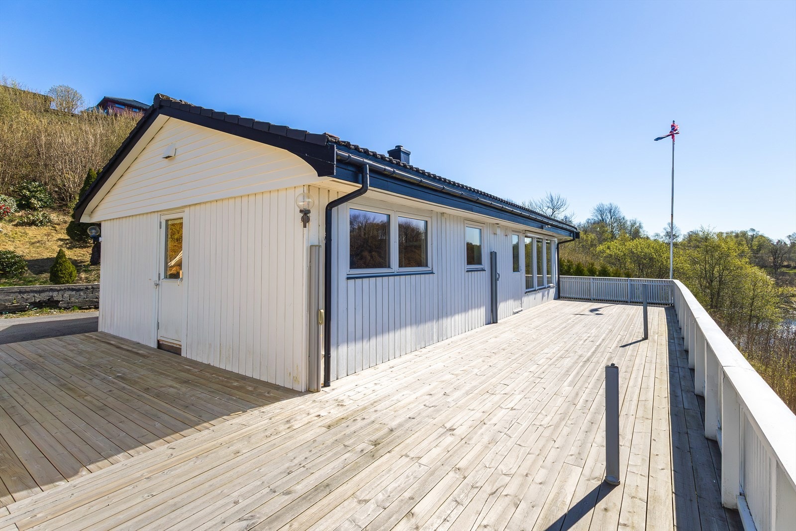 Altanen er på hele 73 m² og er orientert mot vest Galleribilde