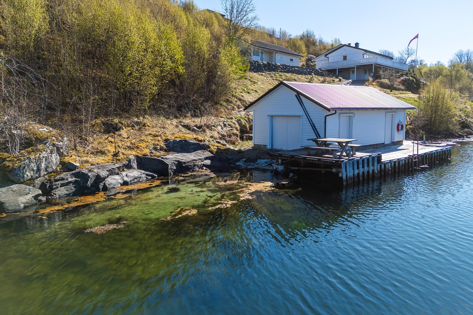 Her har du en egen liten badestrand, brygge og naust Galleribilde