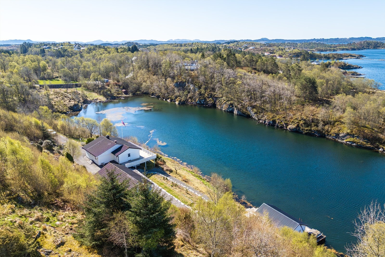 Området er omringet av sjø, flott naturlandskap og spredt bebyggelse Galleribilde