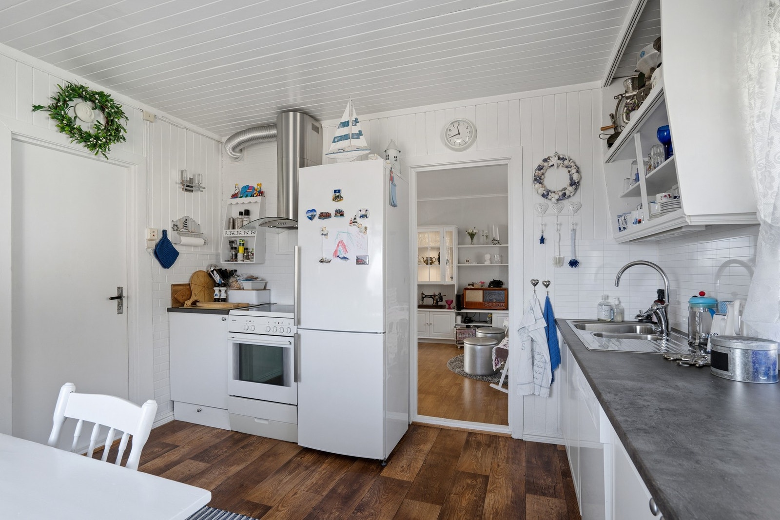 Av hvitevarer er det komfyr, kjøl/fryse kombi og oppvaskmaskin. Galleribilde