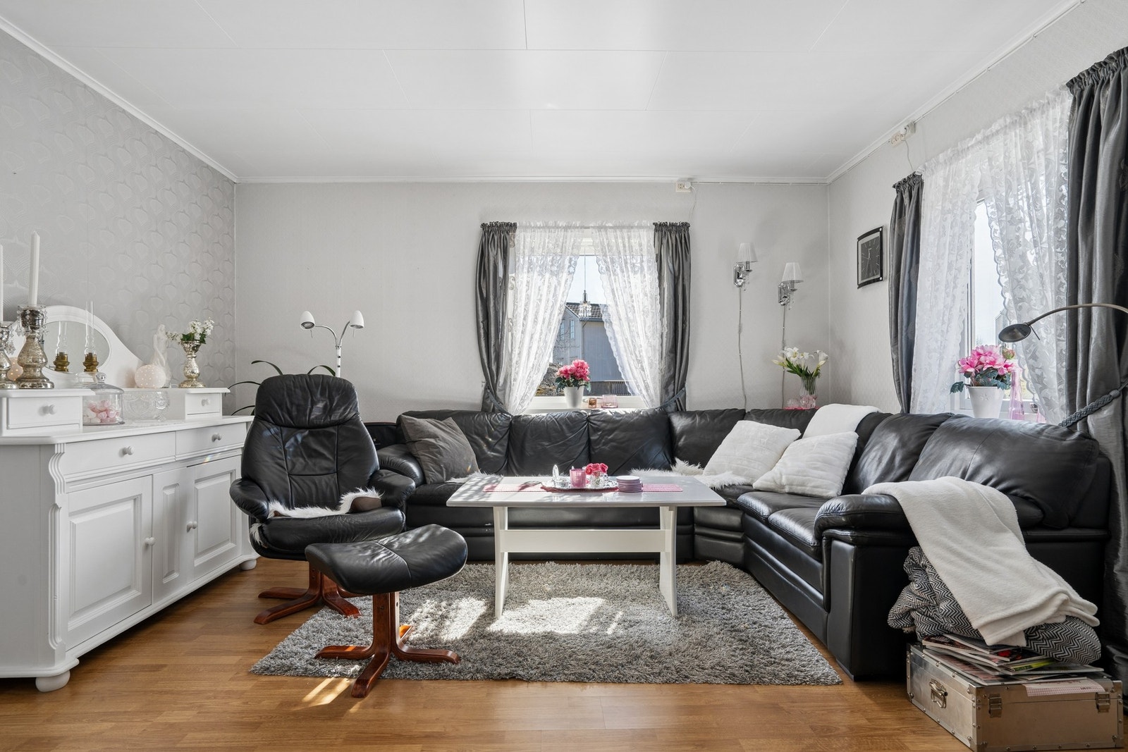 Det er plass til både sofa og spisebord i stuen. Galleribilde