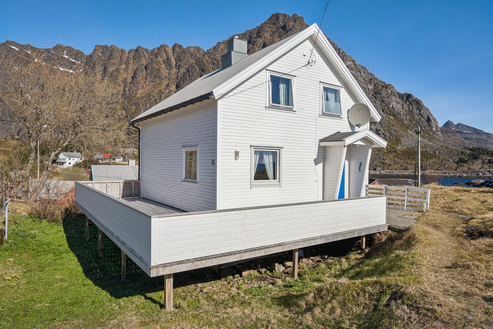 Boligen byr på et fint uteområdet med terrasse som strekker seg langs 2 sider av boligen. Galleribilde