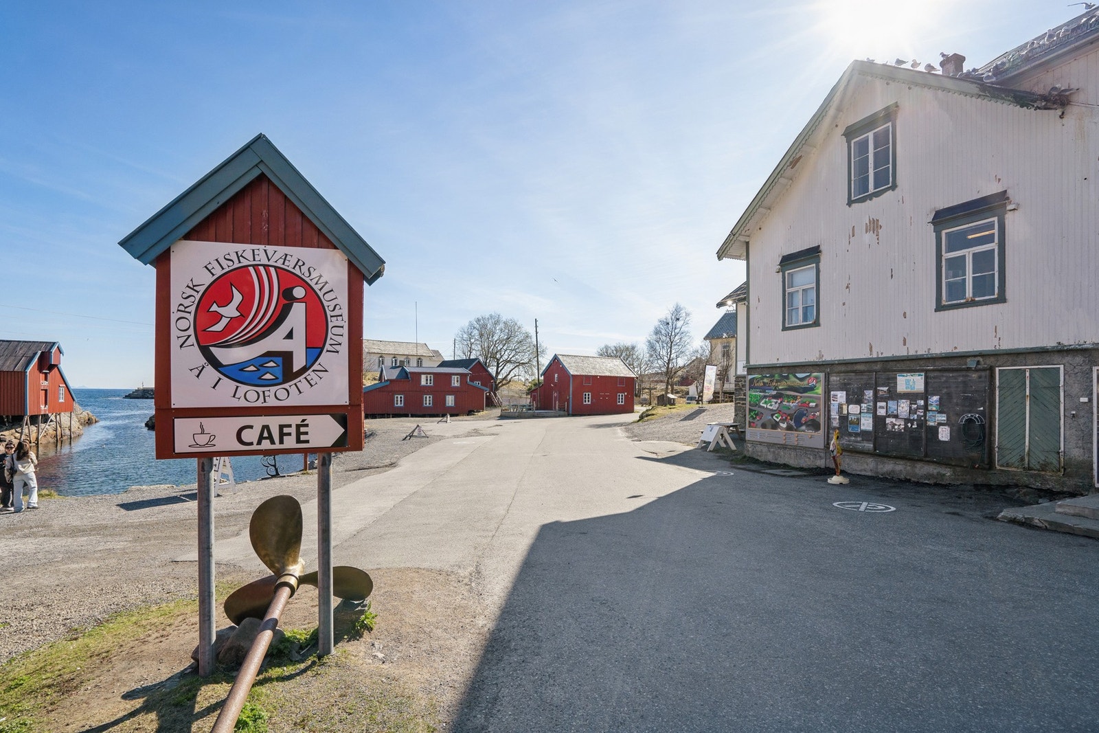 Området har gode kommunikasjoner med E10, ferge til Bodø i kort kjøreavstand og Leknes lufthavn ca. én time unna. Galleribilde